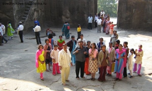 Туристы в Эллоре Туристы в Эллоре