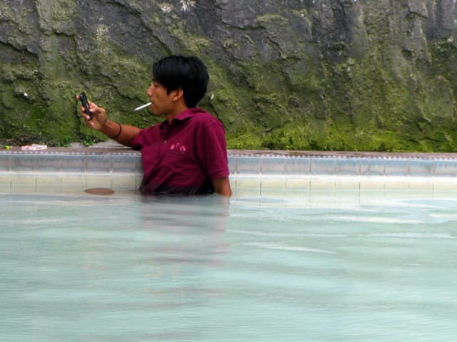 Даже в бассейне индонезиец не расстается с сигаретой