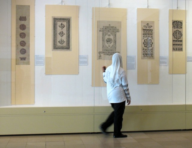 В Музее исламского искусства. Проходим секцию каллиграфии