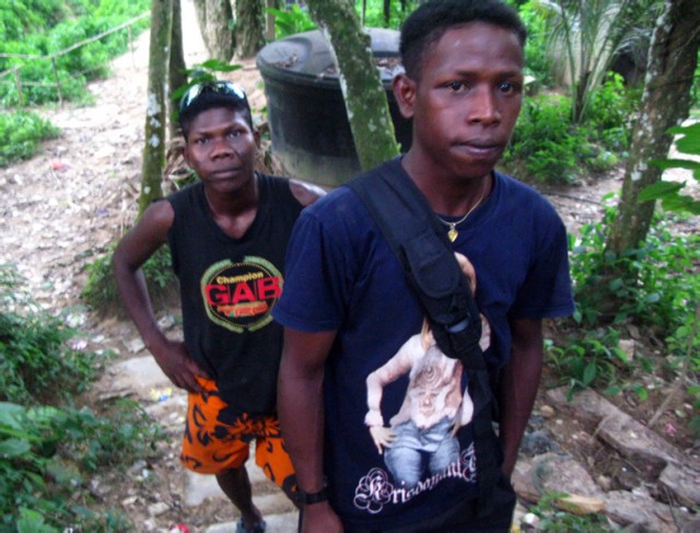 Глобализированные оранг асли в деревне Куала Тахан