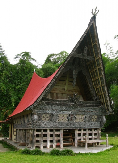 Традиционный дом на озере Тоба