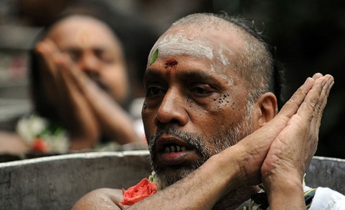Индийские священники совершают ритуал вызова дождя под названием "Варуна Яджна"