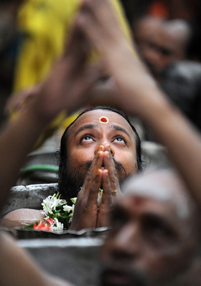 Индийские священники совершают ритуал вызова дождя под названием "Варуна Яджна"
