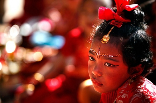 Непальская девочка участвует в церемонии "Ехи" в Катманду. Во время этой церемонии девочек "выдают замуж" за дерево баиль, символизирующее бога Шиву.