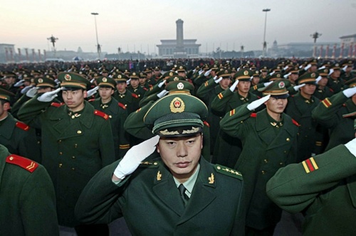 Отряд Народной вооруженной полиции Китая производит смену караула на площади Тяньаньмэнь в Пекине
