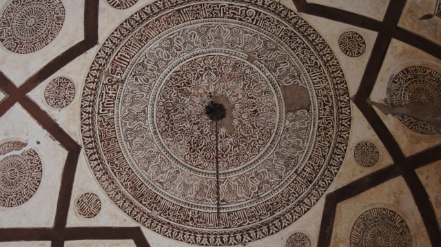 В гробнице Фероз-Шаха -1 В гробнице Фероз-Шаха -1