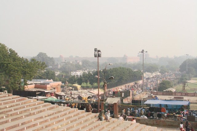 вид из мечети на Ред-Форт вид из мечети на Ред-Форт
