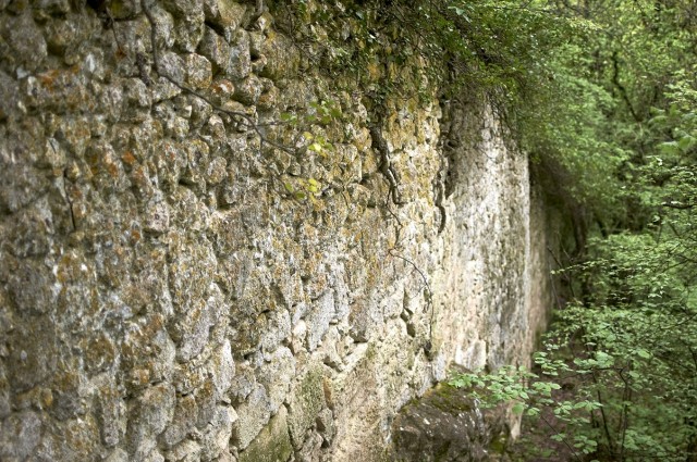Древняя крепостная стена