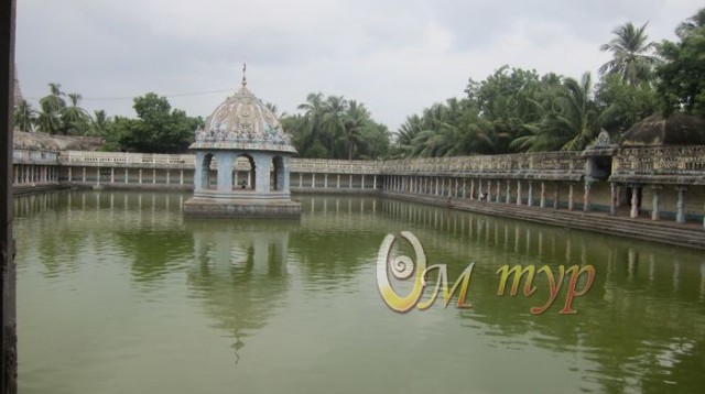 Священное озеро на территории храма