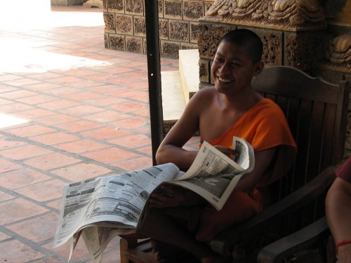 И монахи читают газеты...