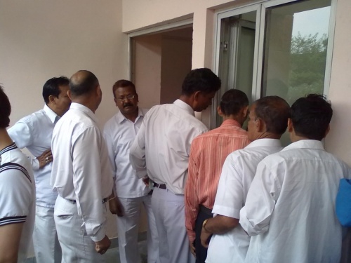 стоим в очереди вместе со служащими стоим в очереди вместе со служащими