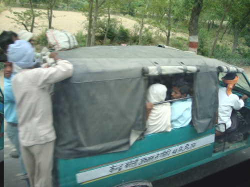 по вместимости моторикша сравним с легендарным Запорожцем по вместимости моторикша сравним с легендарным Запорожцем