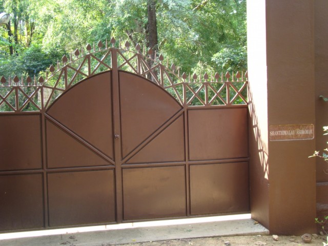 Ашрамища за могучими заборами... Ашрамища за могучими заборами...