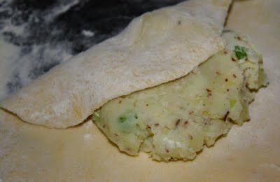 заворачиваем картошку в тонкое тесто