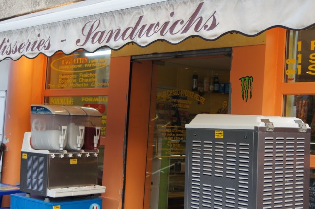 Буквально перед самым нашим носом заспанный парень с грохотом поднял вверх жалюзи крохотного кафе Буквально перед самым нашим носом заспанный парень с грохотом поднял вверх жалюзи крохотного кафе