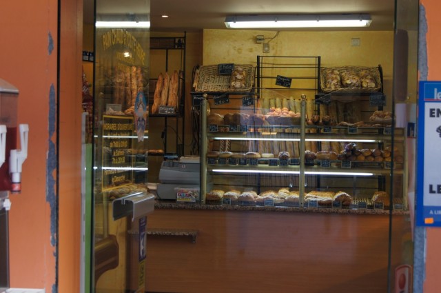 мы сунули нос в облупленную дверь и увидели...багеты, круасаны, плюшки-печенюшки... мы сунули нос в облупленную дверь и увидели...багеты, круасаны, плюшки-печенюшки...