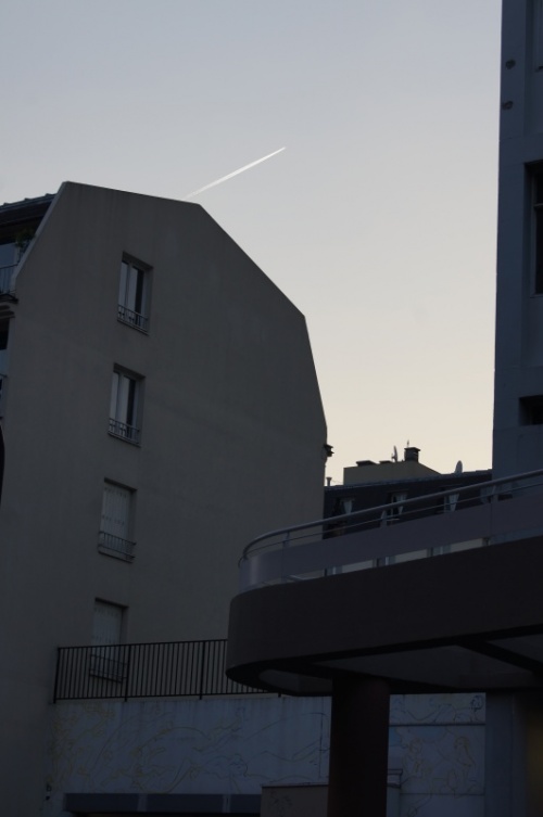 Над суровым белым зданием напротив белым по синему начертали приглашение войти. Над суровым белым зданием напротив белым по синему начертали приглашение войти.