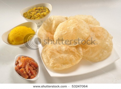 Тончайшие лепешечки пури , жареные в масле и к ним- манная халва и чоле -горох такой Тончайшие лепешечки пури , жареные в масле и к ним- манная халва и чоле -горох такой