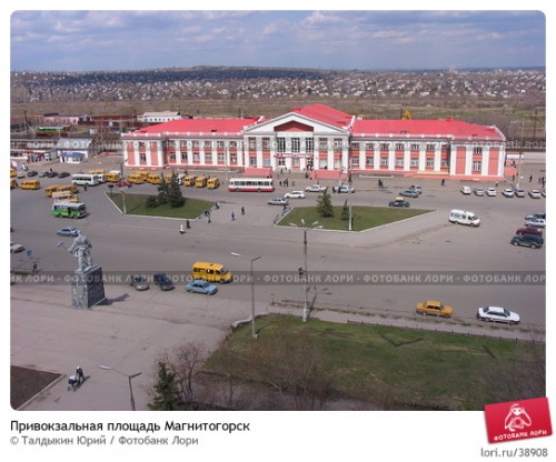 Магнитогорский вокзал. встречает памятник сталевару с какой-то кувалдой:)))