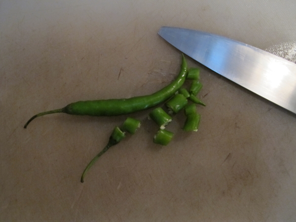 Нарезаем зеленый чили (уверяю вас, что 2 шт. чили не придаст вашему блюду привкус огня, так что нарезайте их смело)