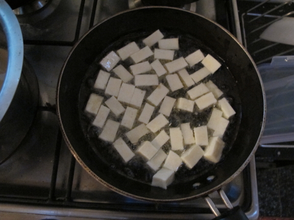 Жарим кубики paneer в большом количестве подсолнечного масла (это называется deep fry)