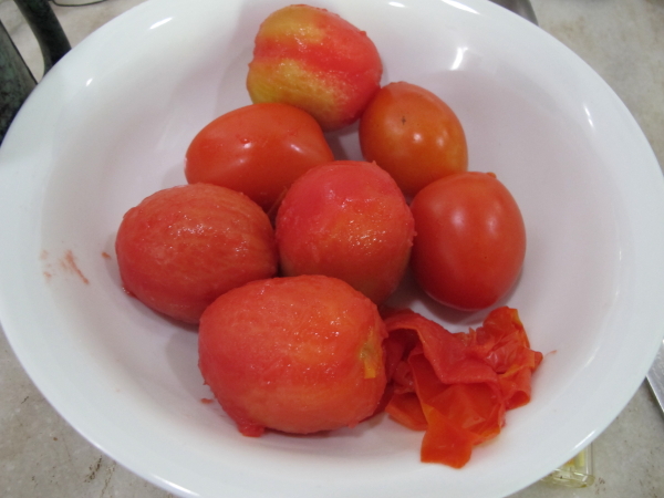 Дальше следует очистить помидоры от кожицы, или, выражаясь белорусским языком, "полупить" их :)