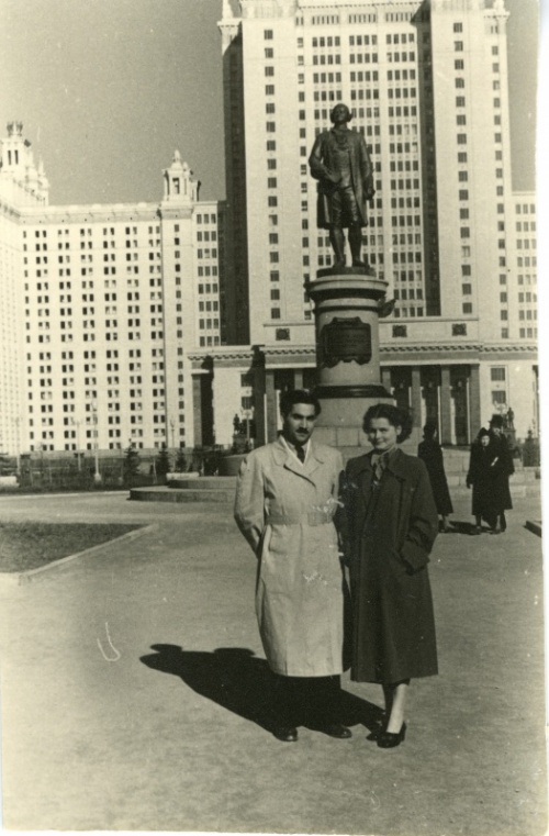 Это уже после свадьбы. Когда они были студентами, Главного Здания МГУ еще не построили, и они оба учились на Моховой.