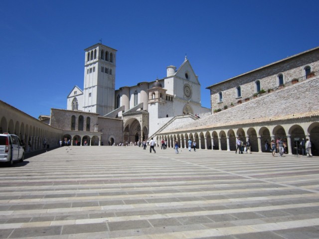 Перед базиликой Святого Франческо