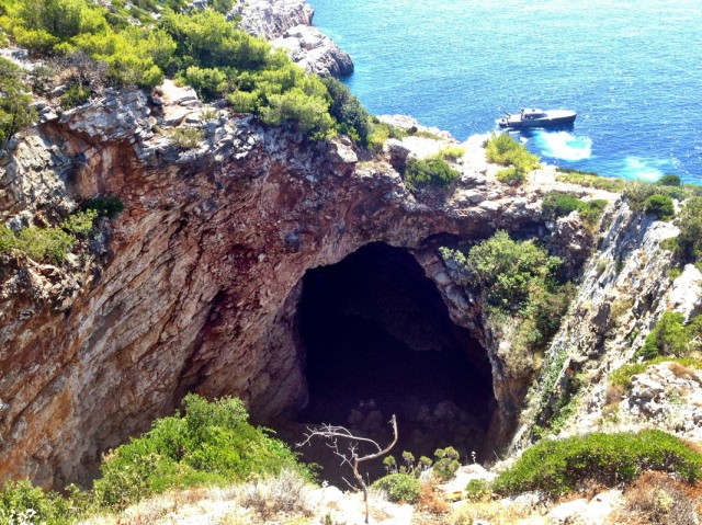 Пещеру можно проплыть насквозь