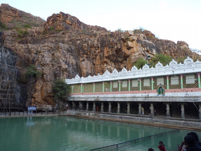 Храм на озере