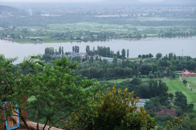 Вид на Шринагар и озеро Дал