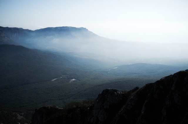 Вид с вершины Чатырдага на Демерджи