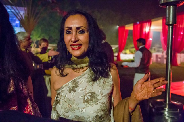 diwali party 5 - Этой даме за 60, и она в обычной жизни такая модница! Носит короткие платья и красные колготки :) Она потрясающая!