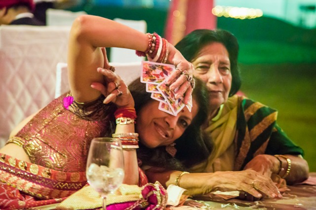 diwali party 9 - А это хозяйка, ей тоже уже глубоко за 60, и она офигенная!
