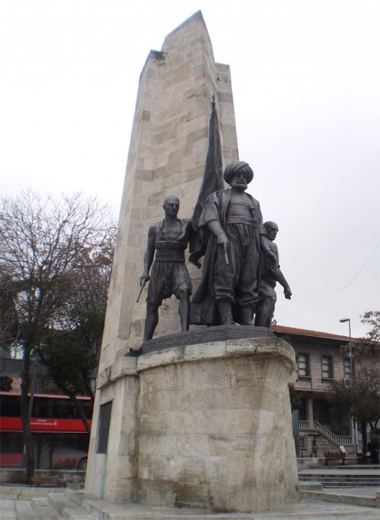 Памятник Барбароссе слева на площади