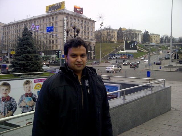 На Крещатике, на улице минус один. На Крещатике, на улице минус один.