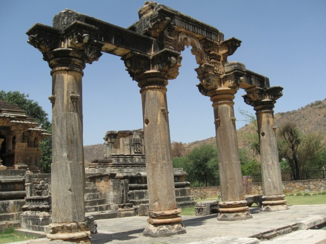 Окрестности Удайпура, колонны