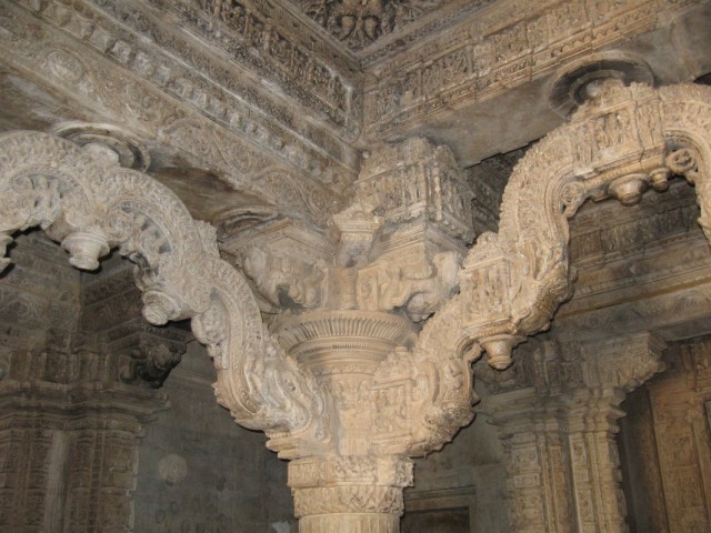 Потолок храма в окрестностях Удайпура