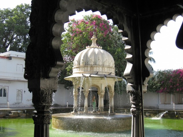 фонтан в историческом саду
