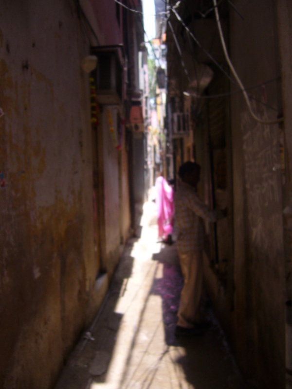 Очень узкий переулок на Пахар-Гандж