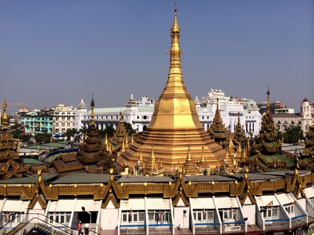 Вид из гостиницы на пагоду Суле Вид из гостиницы на пагоду Суле