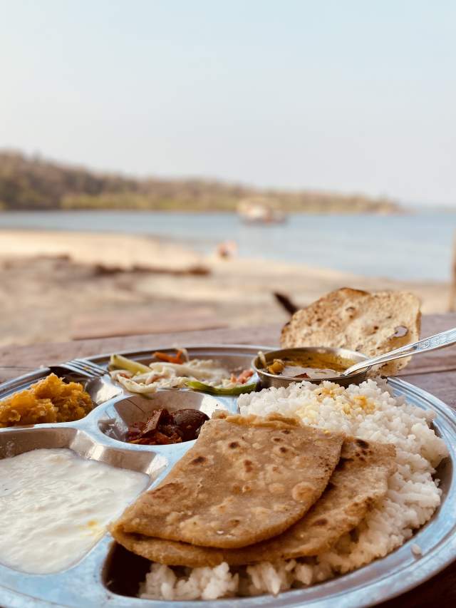 Тали на пристани в ожидании парома Тали на пристани в ожидании парома