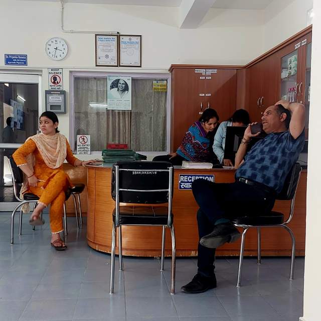 Ресепшн: слева доктор Приянка, справа доктор Виджай