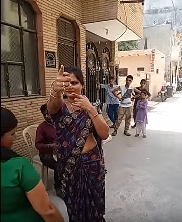 Уличная танцовщица в Дели