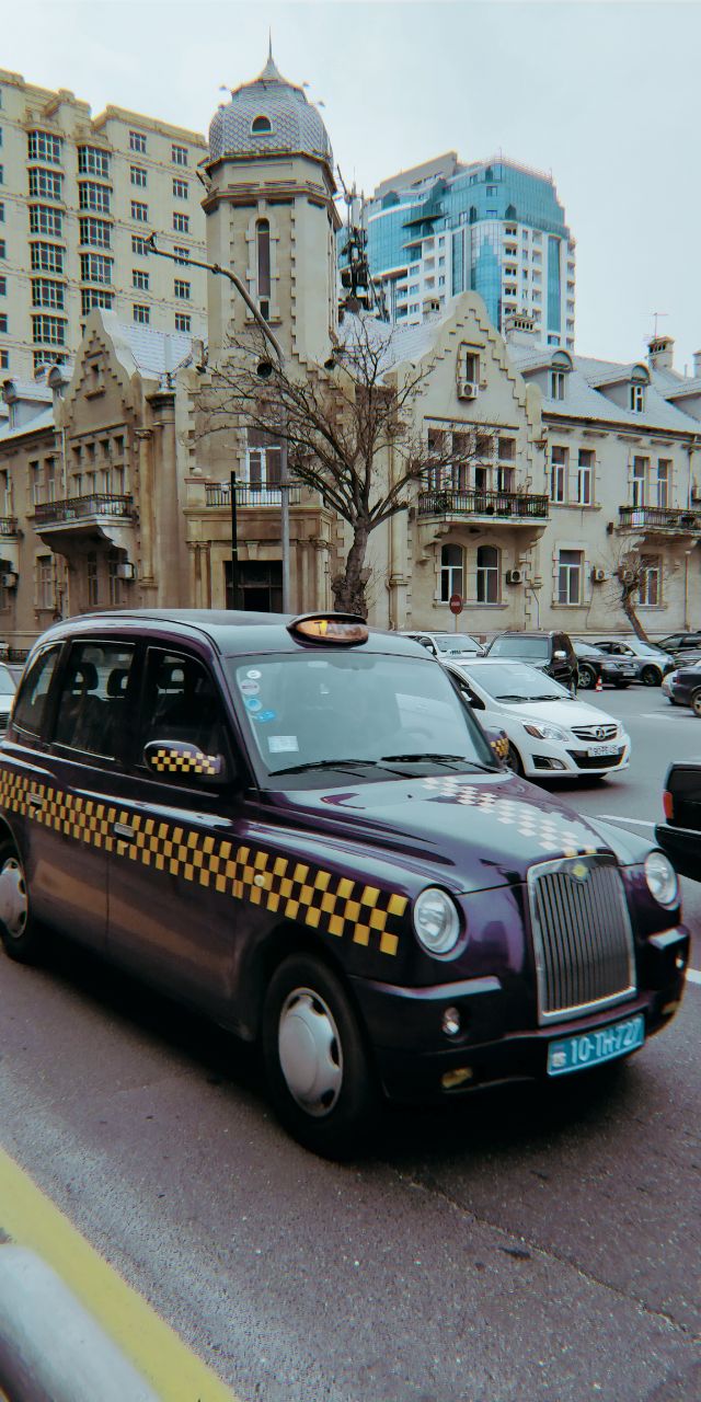 Знаменитое городское такси "баклажан"