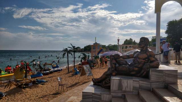 Бронзовый Геракл авторства местного скульптора Бронзовый Геракл авторства местного скульптора