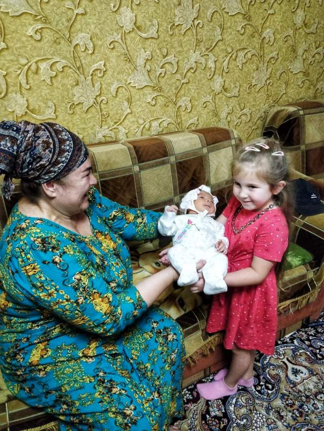 С бабушкой и двоюродной сестрёнкой С бабушкой и двоюродной сестрёнкой