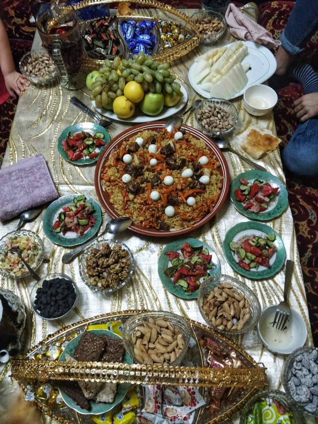 Было вкусно, а есть на полу даже удобно, если за спиной стена Было вкусно, а есть на полу даже удобно, если за спиной стена