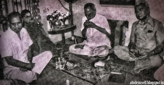 Нисаргадатта Махарадж в своей комнате
