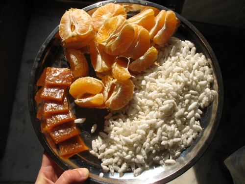 Мой вриндаванский завтрак: папайя, сушеное манго и дутый рис. Ням-ням!!!